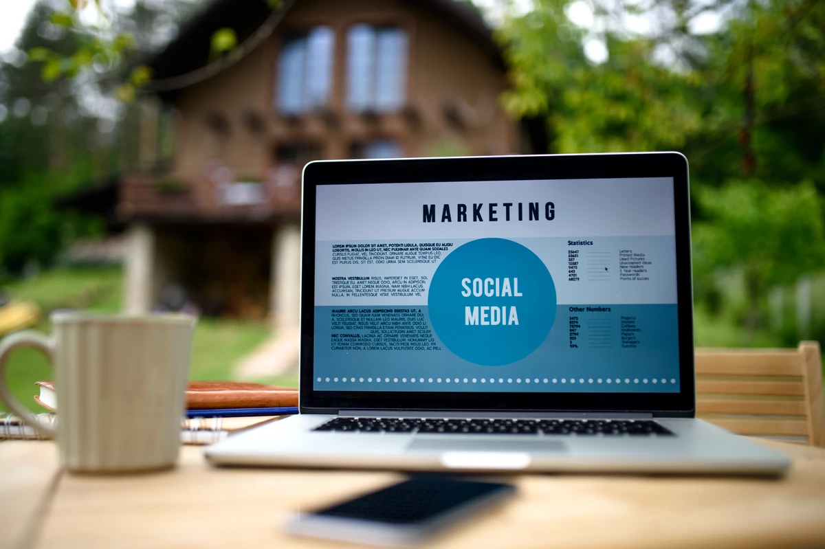 Tampilan Social Media Marketing Pada Layar Laptop