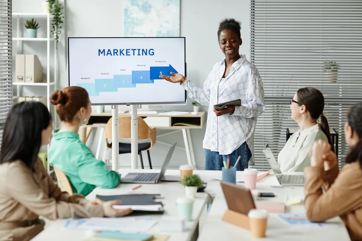 Ilustrasi Tim yang Sedang Membangun Strategi Email Marketing